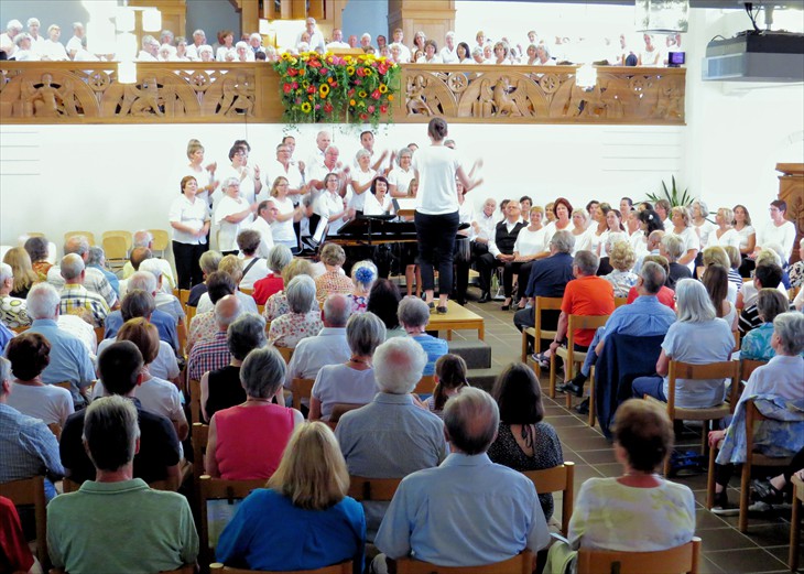 Singers of Joy in vollbesetzter Kirche